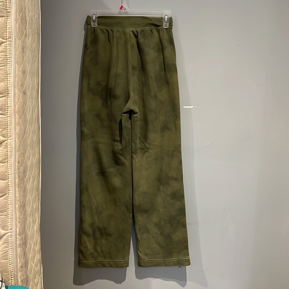 Old Navy green flare leg pants. US 2. - Picture 3 of 7